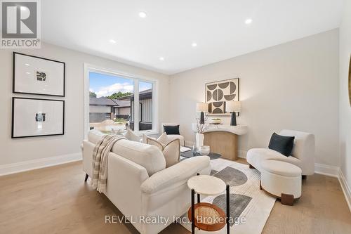 8 Accursi Crescent, Pelham (Fonthill), ON - Indoor Photo Showing Living Room