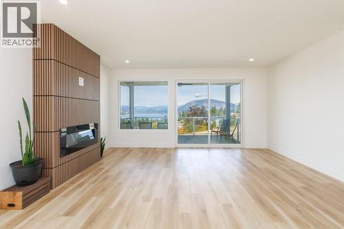 1160 16 Avenue Se, Salmon Arm, BC - Indoor Photo Showing Living Room