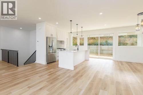 1160 16 Avenue Se, Salmon Arm, BC - Indoor Photo Showing Kitchen With Upgraded Kitchen