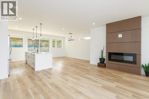 1160 16 Avenue Se, Salmon Arm, BC - Indoor With Fireplace