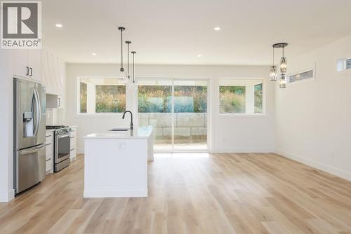 1160 16 Avenue Se, Salmon Arm, BC - Indoor Photo Showing Kitchen With Upgraded Kitchen