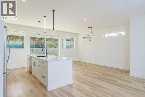 1160 16 Avenue Se, Salmon Arm, BC - Indoor Photo Showing Kitchen