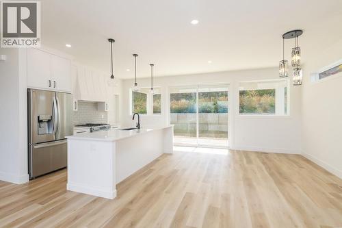 1160 16 Avenue Se, Salmon Arm, BC - Indoor Photo Showing Kitchen With Upgraded Kitchen