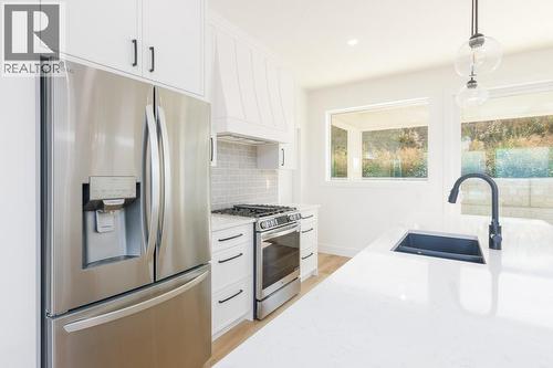 1160 16 Avenue Se, Salmon Arm, BC - Indoor Photo Showing Kitchen With Upgraded Kitchen