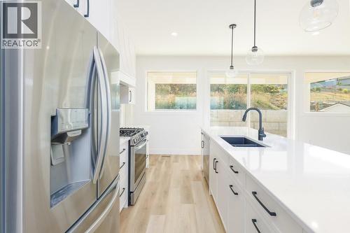 1160 16 Avenue Se, Salmon Arm, BC - Indoor Photo Showing Kitchen With Upgraded Kitchen
