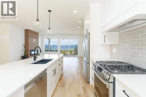 1160 16 Avenue Se, Salmon Arm, BC - Indoor Photo Showing Kitchen With Double Sink With Upgraded Kitchen