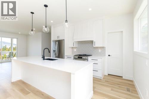 1160 16 Avenue Se, Salmon Arm, BC - Indoor Photo Showing Kitchen With Upgraded Kitchen