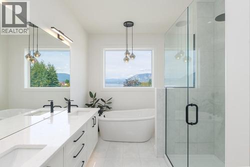 1160 16 Avenue Se, Salmon Arm, BC - Indoor Photo Showing Bathroom