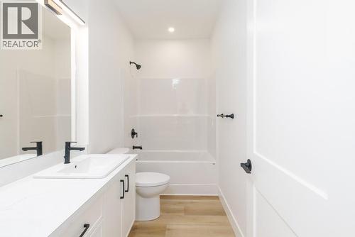 1160 16 Avenue Se, Salmon Arm, BC - Indoor Photo Showing Bathroom