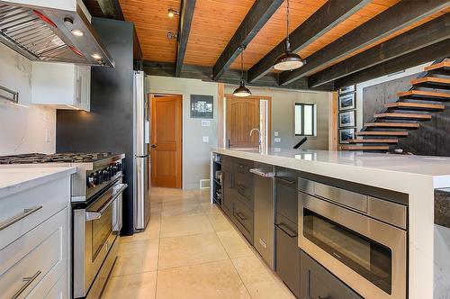 4495 Maxwell Road, Peachland, BC - Indoor Photo Showing Kitchen