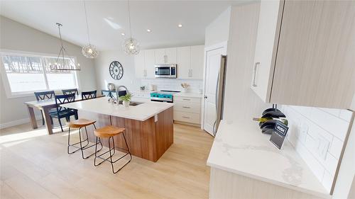 331 Legacy Lookout, Cranbrook, BC - Indoor Photo Showing Kitchen With Upgraded Kitchen
