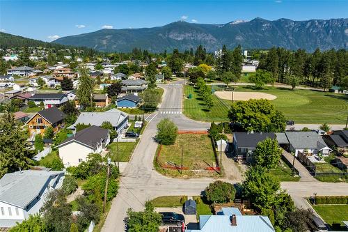 520 8Th Avenue, Creston, BC 