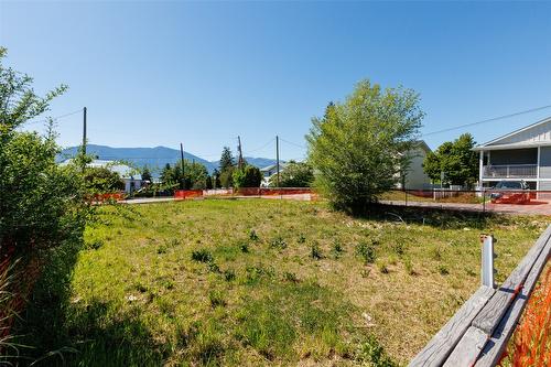 520 8Th Avenue, Creston, BC 