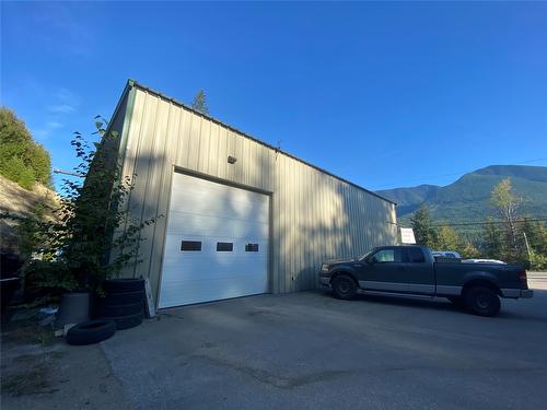 7699 3A Highway, Balfour, BC 