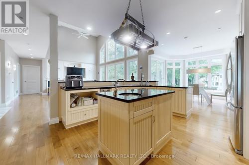 11 Loggers Trail, Whitchurch-Stouffville, ON - Indoor Photo Showing Kitchen