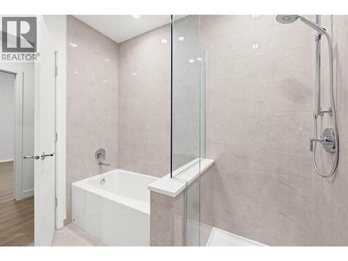 5-piece ensuite - 238 Leon Avenue Unit# 2107, Kelowna, BC - Indoor Photo Showing Bathroom