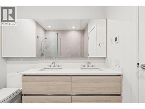 238 Leon Avenue Unit# 2107, Kelowna, BC - Indoor Photo Showing Bathroom