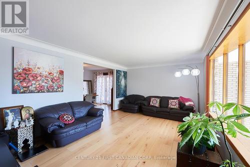 10776 Atwater Crescent, Windsor, ON - Indoor Photo Showing Living Room
