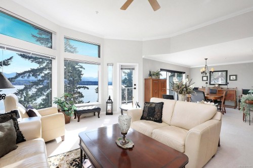 206-2275 Comox Ave, Comox, BC - Indoor Photo Showing Living Room