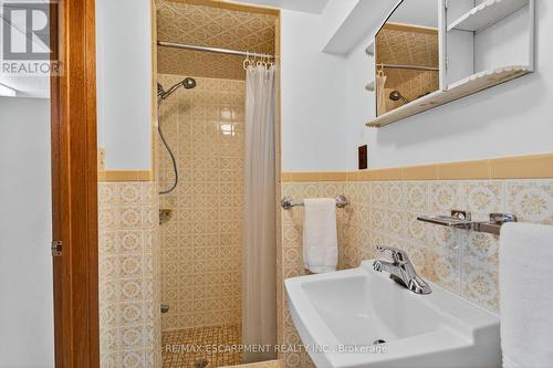 961 Danforth Avenue, Burlington, ON - Indoor Photo Showing Bathroom
