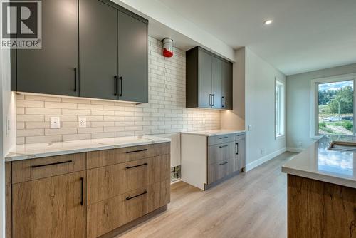 925 Bull Crescent, Kelowna, BC - Indoor Photo Showing Kitchen
