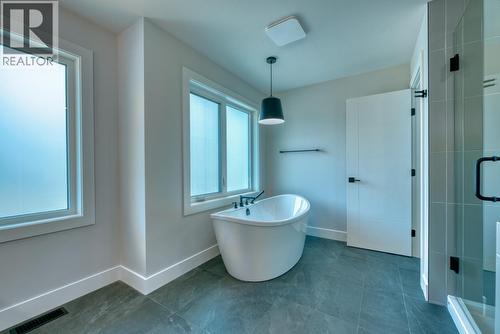 925 Bull Crescent, Kelowna, BC - Indoor Photo Showing Bathroom