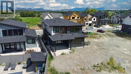925 Bull Crescent, Kelowna, BC - Outdoor With Facade