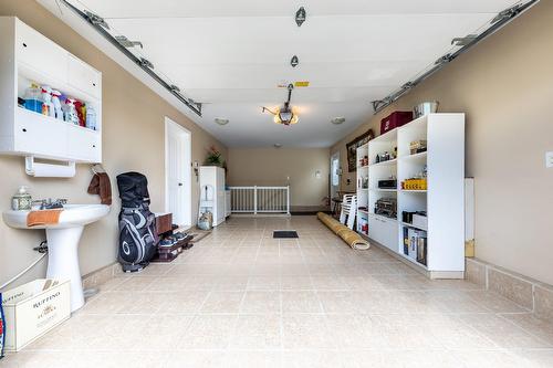 Garage - 24 Ch. Des Patriotes E., Saint-Jean-Sur-Richelieu, QC - Indoor Photo Showing Garage