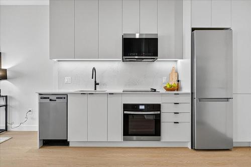 Kitchen - 412-1245 Rue Sherbrooke O., Montréal (Ville-Marie), QC - Indoor Photo Showing Kitchen With Upgraded Kitchen