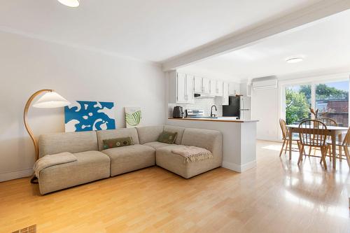 Salon - 9144 Av. Dubuisson, Montréal (Mercier/Hochelaga-Maisonneuve), QC - Indoor