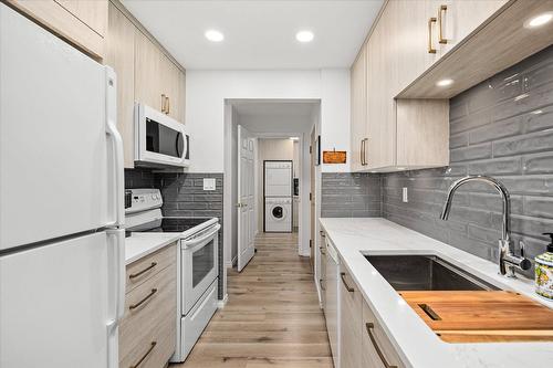 107-575 Sutherland Avenue, Kelowna, BC - Indoor Photo Showing Kitchen
