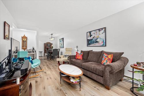 107-575 Sutherland Avenue, Kelowna, BC - Indoor Photo Showing Living Room