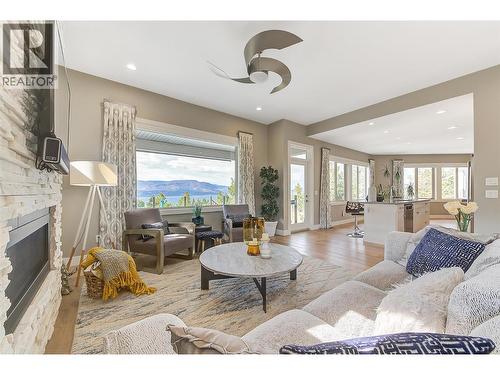 514 Quartz Crescent Unit# 6, Kelowna, BC - Indoor Photo Showing Living Room With Fireplace