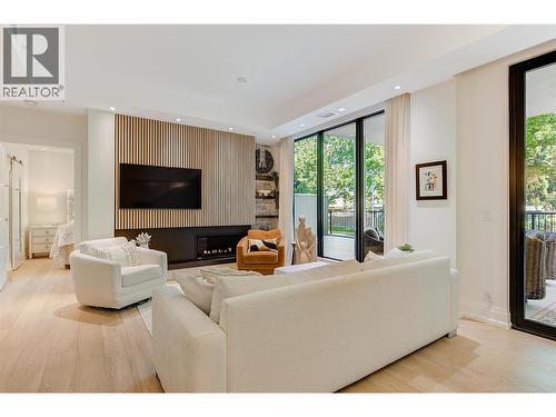 450 Groves Avenue Unit# 102, Kelowna, BC - Indoor Photo Showing Living Room With Fireplace
