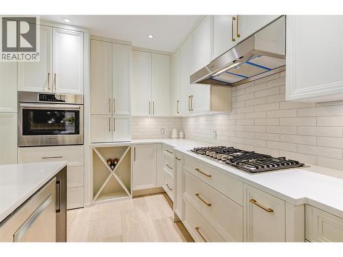 450 Groves Avenue Unit# 102, Kelowna, BC - Indoor Photo Showing Kitchen With Upgraded Kitchen