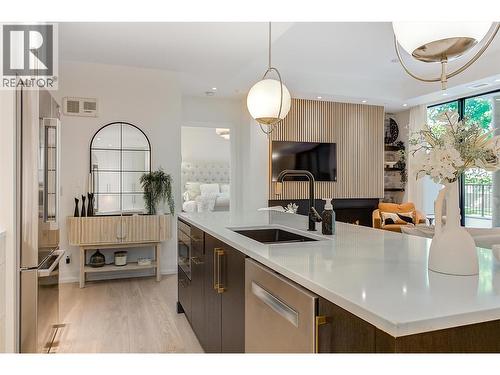 450 Groves Avenue Unit# 102, Kelowna, BC - Indoor Photo Showing Kitchen With Upgraded Kitchen