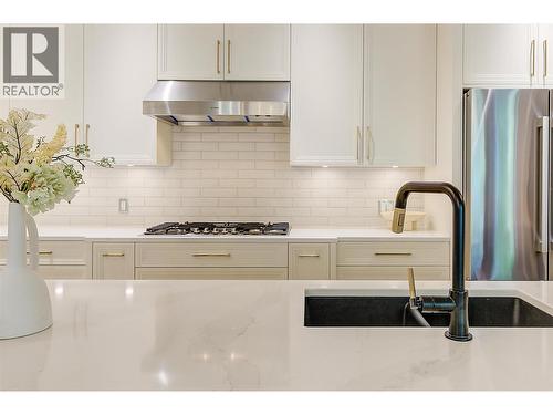 450 Groves Avenue Unit# 102, Kelowna, BC - Indoor Photo Showing Kitchen With Double Sink With Upgraded Kitchen