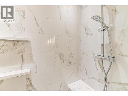 450 Groves Avenue Unit# 102, Kelowna, BC - Indoor Photo Showing Bathroom