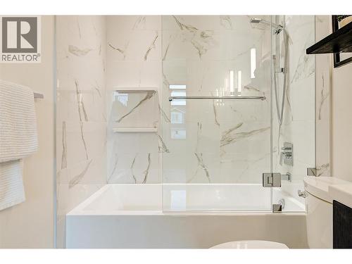 450 Groves Avenue Unit# 102, Kelowna, BC - Indoor Photo Showing Bathroom