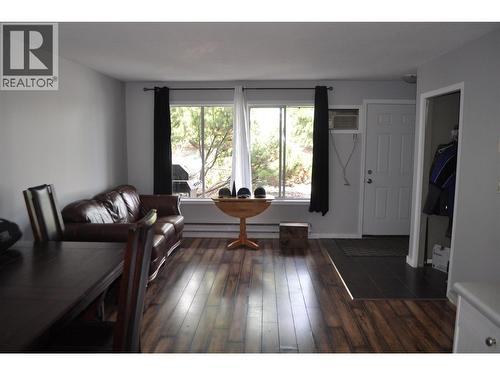 1047 Middleton Way Unit# 109, Vernon, BC - Indoor Photo Showing Living Room