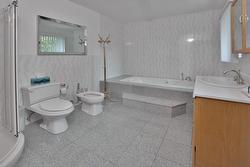 Salle de bains attenante à la CCP - 