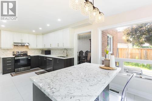 18 Tremont Court, Brampton, ON - Indoor Photo Showing Kitchen