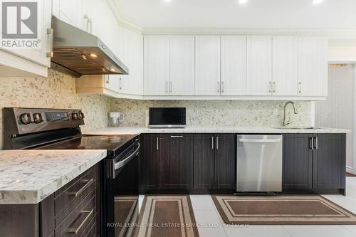 18 Tremont Court, Brampton, ON - Indoor Photo Showing Kitchen