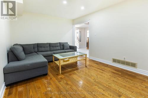 18 Tremont Court, Brampton, ON - Indoor Photo Showing Living Room