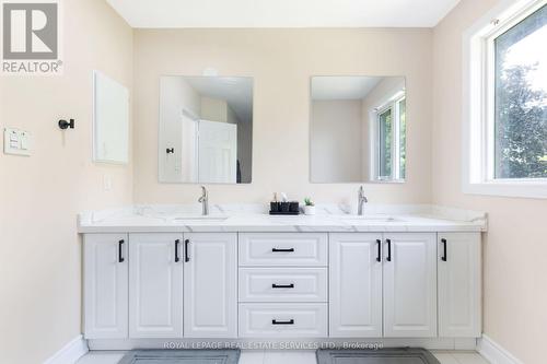 18 Tremont Court, Brampton, ON - Indoor Photo Showing Bathroom