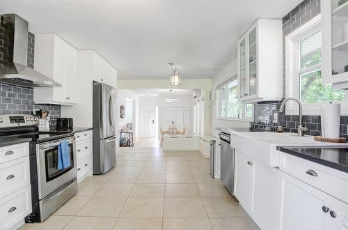 812 Paret Road, Kelowna, BC - Indoor Photo Showing Kitchen With Upgraded Kitchen