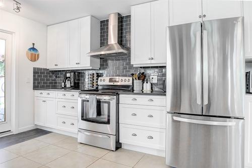 812 Paret Road, Kelowna, BC - Indoor Photo Showing Kitchen With Upgraded Kitchen
