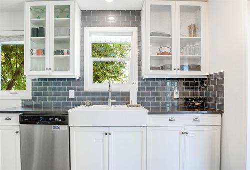 812 Paret Road, Kelowna, BC - Indoor Photo Showing Kitchen