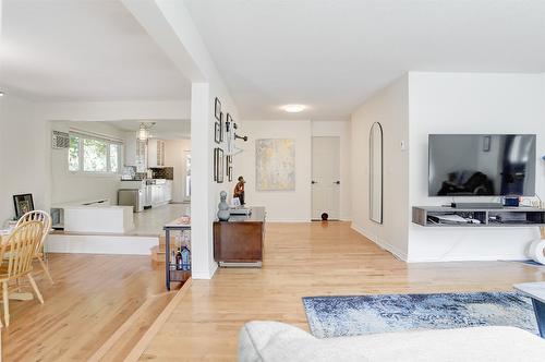 812 Paret Road, Kelowna, BC - Indoor Photo Showing Living Room