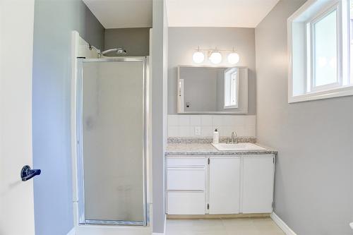 812 Paret Road, Kelowna, BC - Indoor Photo Showing Bathroom